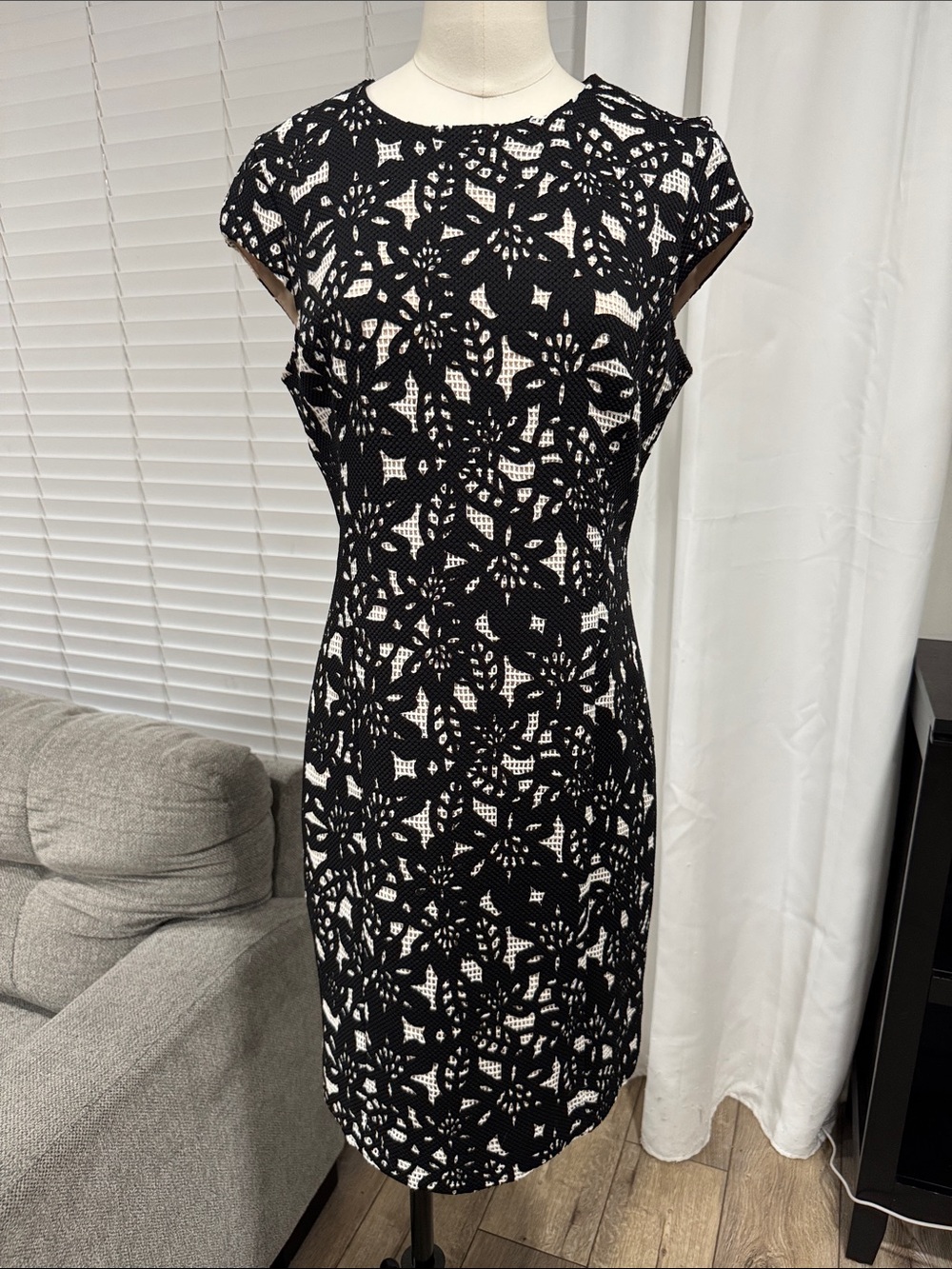 WORTH Cap Sleeve Black White Laser Cut Midi Dress Size 10